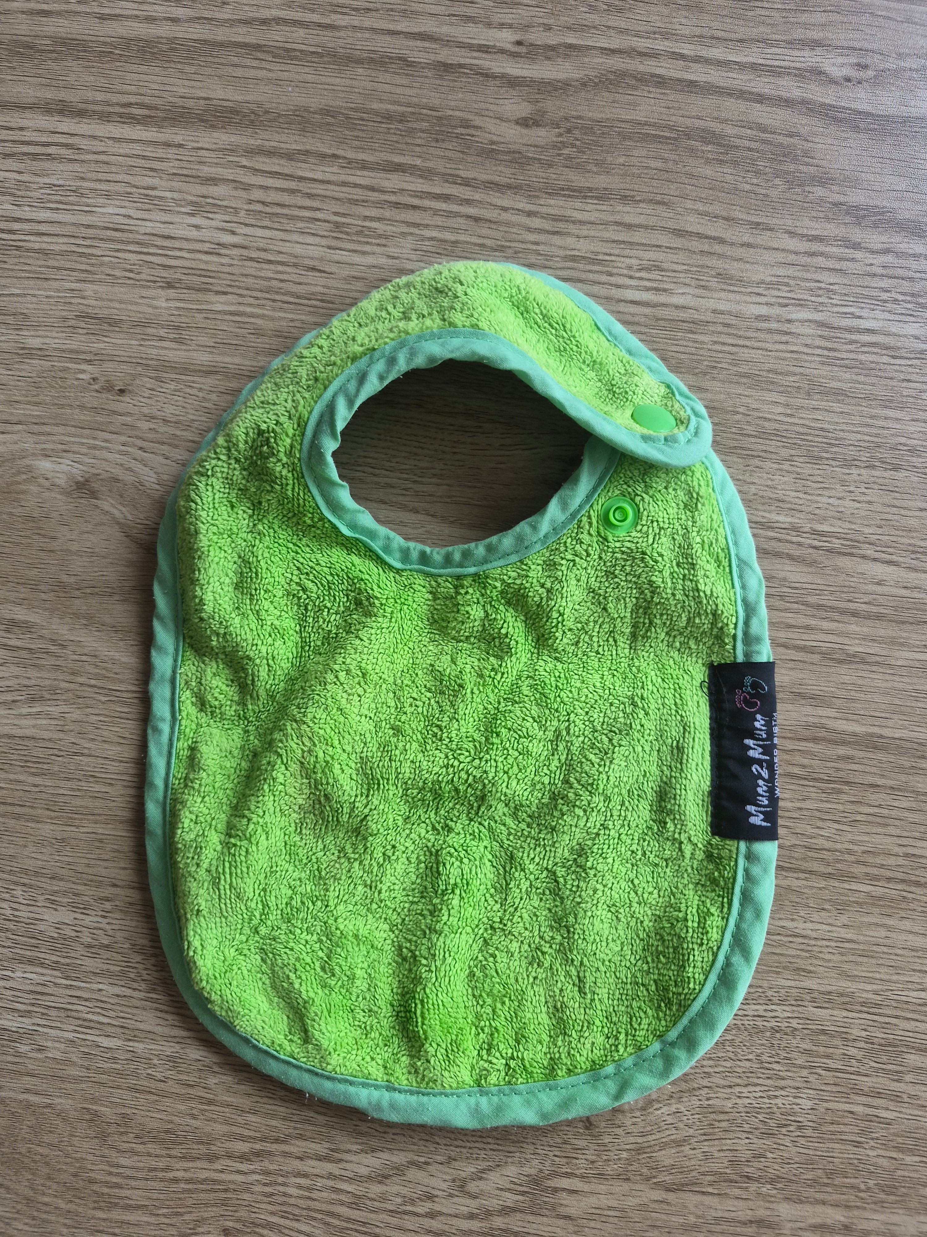 Mum 2 Mum Green Bib